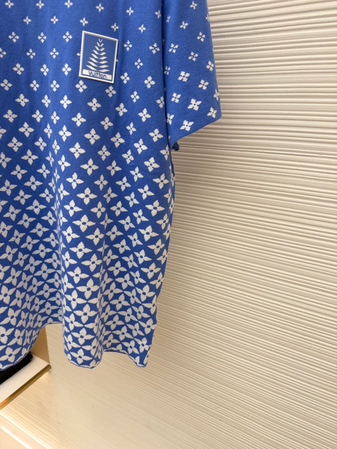 LOUIS VUITTON Snowy Woolen Short Sleeves ●Original version: Purchased and developed at 8850 ●Item number: 1681574-A55 ●Fabric: combed cotton fabric ●Technology: woolen fabric ●Color: blue ●Version: fitted version ●Weight: about 360 grams ●Size: XS-S-M-L ●Description: The wool material is made of [60/2 high count and high density (100% fully combed cotton yarn) yarn]. From a technical point of view, combed cotton will clean up excess impurities during the production process, making the woven items look smoother and high-end; compared to pure cotton, combed cotton is less prone to fluffing and pilling; pure cotton clothes are good, but there is a lot of rayon. Although the quality is not easy to pill, it is easy to shrink and deform; compared with pure cotton fabrics, combed cotton fabrics are more comfortable to wear and breathable, but the texture, washability, deformation resistance and wear resistance of combed cotton fabrics are much higher than pure cotton, and the texture of combed cotton fabrics is finer than that of ordinary pure cotton. The unit price of the yarn is high, and the quality is higher. The fabric pieces are woven using [a 47W imported Stoll 16-needle ultra-fine machine from Germany], which is woven at a parallel and even speed with reference to the original two-color jacquard structure. [It takes 270 minutes to knit one piece]. During the weaving, [3 sand spits] are used to alternately knit back and forth. The number of knitting rows for a single front garment hanging wool is as high as 6352 rows; Only after the inspection can we carry out [seam selection], [washing], [hand-made original main label], wash mark, details including the height of the wash mark, stitching method, and final ironing. Only after the general inspection can we package and ship. It will not be like those ordinary computerized flat knitting machines. In order to rush the goods, the speed is turned to the limit, and the stitches of the knitted garments are different in size, code and pattern. The overall wiring is straight and delicate, the fabric is comfortable and soft, and the color is consistent without color difference. It can be matched with the same style to create a fashionable look and control various occasions. Customized accessories, complete with three standards, same style for men and women!